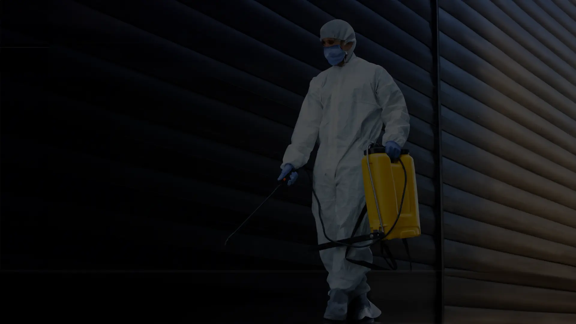 Técnico da Vasconcelos aplicando dedetização com equipamento de pulverização em ambiente residencial