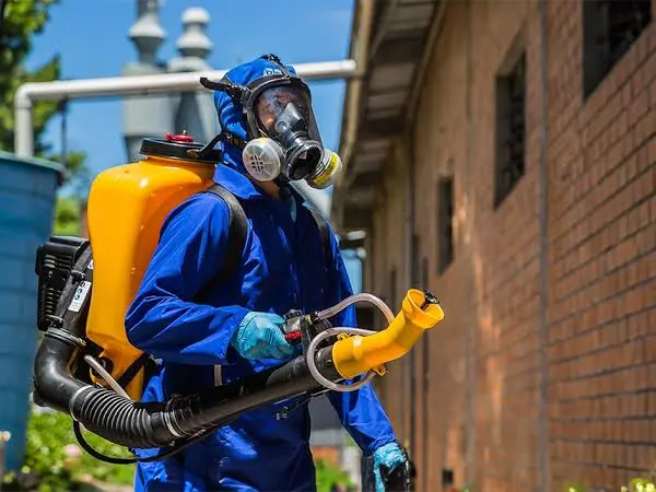 Engenheiros em obra avaliando resultados duradouros